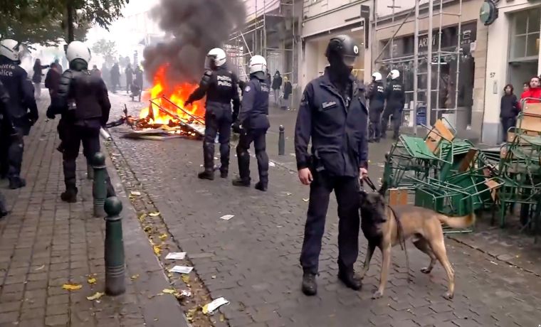 Polícia e manifestantes entram em confronto durante protesto em Bruxelas