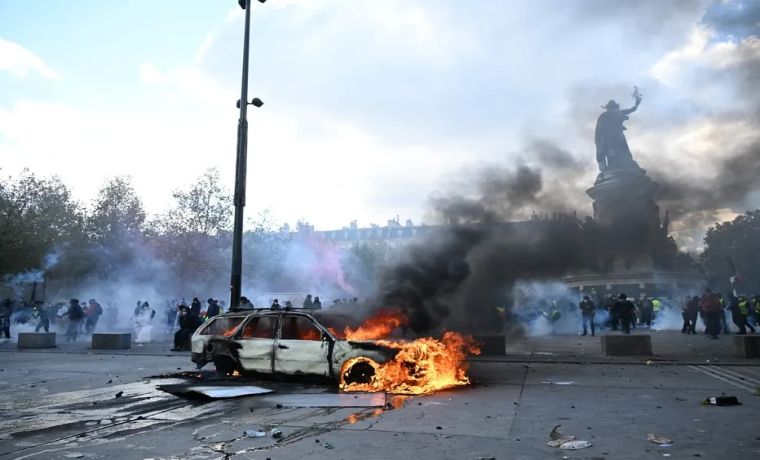 Manifestantes provocam incêndios e danificam edifícios em várias cidades francesas