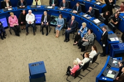 Cavaco destaca importância da UE ao ser distinguido no Parlamento Europeu