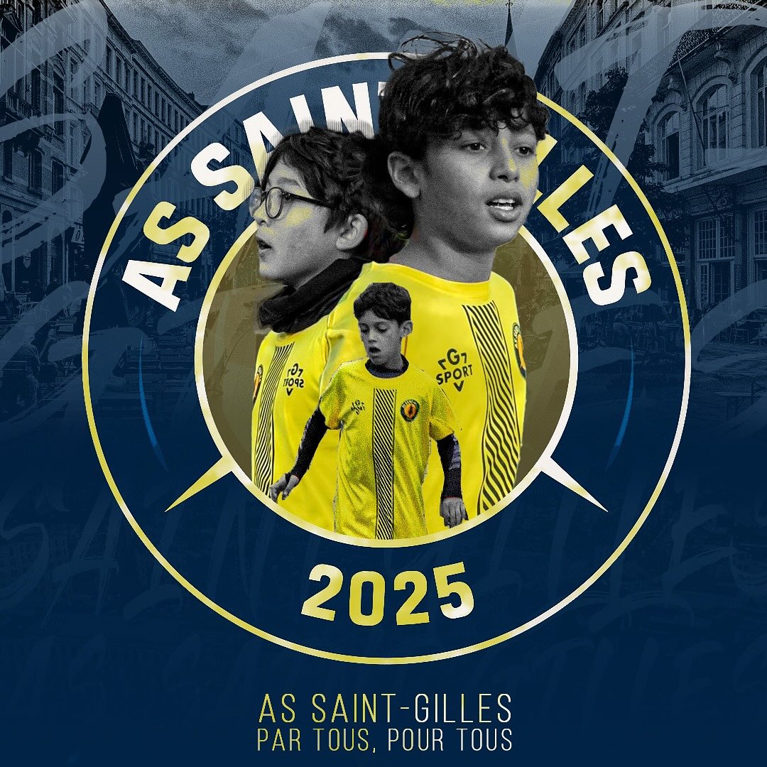 Logótipo circular do AS Saint-Gilles com três jovens em equipamento de futebol amarelo ao centro, rodeados pelo nome do clube e o ano 2025, sobre um fundo azul escuro.