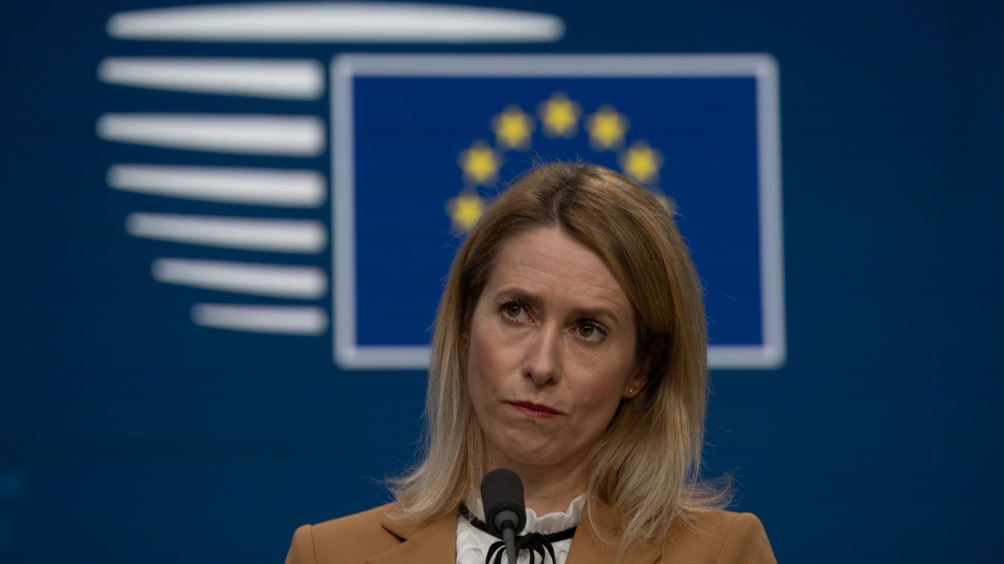 Kaja Kallas, alta representante para a Política de Segurança da União Europeia, fala numa conferência de imprensa em Bruxelas, com o logótipo da União Europeia ao fundo.