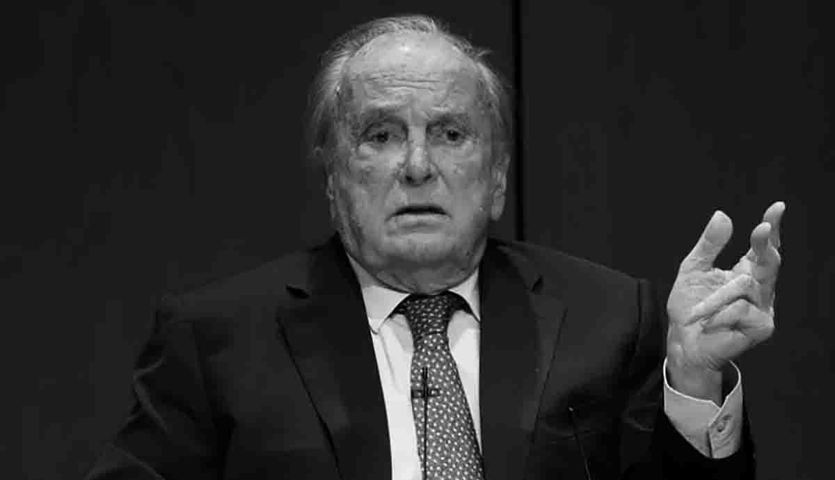 Francisco Pinto Balsemão, idoso, de fato e gravata, sentado e a gesticular com expressão séria, num contexto formal.