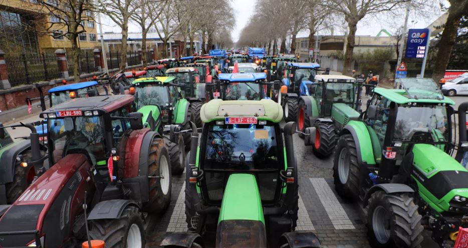Vários tratores alinhados ocupam uma rua, simbolizando uma manifestação de agricultores europeus em protesto contra propostas para a Política Agrícola Comum.
