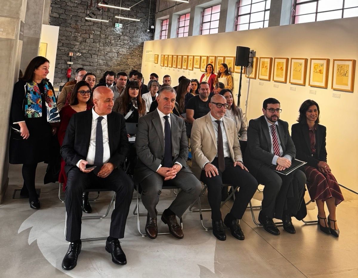 Sessão de abertura do Curso Mundial de Formação de Dirigentes Associativos das Comunidades Portuguesas, com várias pessoas sentadas em ambiente formal, incluindo responsáveis institucionais, numa sala iluminada com quadros na parede.
