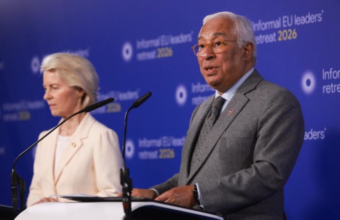 Ursula von der Leyen e António Costa em conferência de imprensa conjunta, em frente a um painel azul com o texto 'Informal EU leaders' retreat 2026', transmitindo uma declaração oficial da União Europeia sobre a situação no Irão.